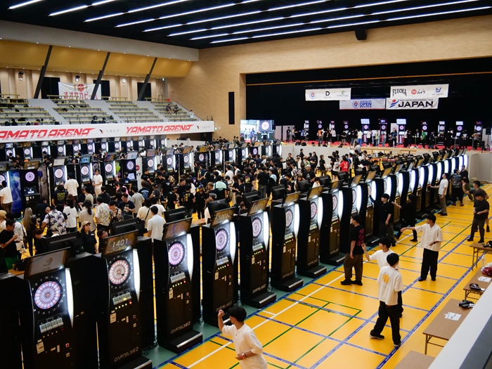 大和大学 アリーナ棟の会場内でダーツマシンが並ぶ2025年大会の様子